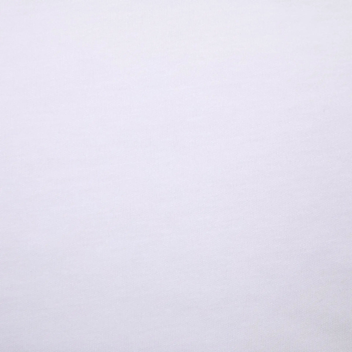 Gros plan sur le Jersey bambou uni avec élasthanne au mètre de Longan Craft France, un tissu blanc doux et uni à la texture fine, idéal pour les vêtements d'intérieur et de détente.