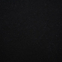 Un gros plan du Jersey bambou uni avec élasthanne de Longan Craft France montre sa surface noire subtilement texturée avec de fines fibres blanches. Ce textile doux est parfait pour des vêtements d'intérieur confortables.