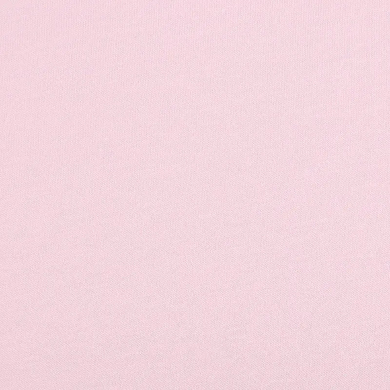 Un gros plan du Jersey bambou uni avec élasthanne au mètre de Longan Craft France montre sa surface rose pâle, finement texturée et sans motif, idéale comme textile doux pour les vêtements de détente et d'intérieur.