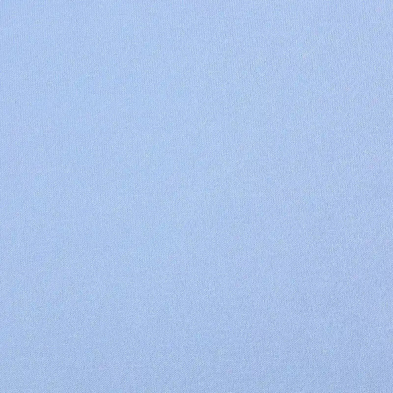 Un gros plan du Jersey bambou uni avec élasthanne au mètre de Longan Craft France montre sa surface unie, bleu clair, finement texturée - parfaitement lisse et douce, idéale pour un vêtement d'intérieur confortable et sans aucun motif.