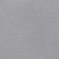 Gros plan sur le Jersey bambou uni avec élasthanne au mètre de Longan Craft France, un tissu gris clair, finement côtelé avec une texture lisse-textile jersey doux idéal pour les vêtements d'intérieur.