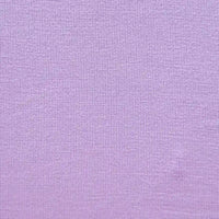 Gros plan sur le Jersey bambou uni avec élasthanne au mètre de Longan Craft France, un doux jersey violet clair idéal pour les vêtements d'intérieur, montrant sa texture fine et régulière et son motif de tissage visible.