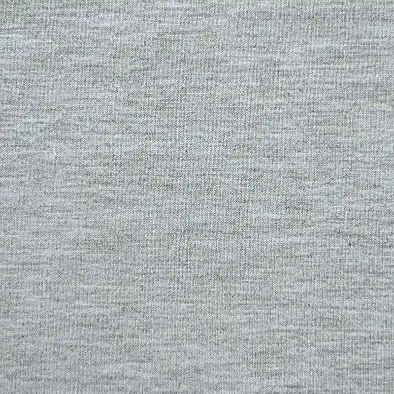 Un gros plan du Jersey bambou uni avec élasthanne au mètre de Longan Craft France montre sa texture douce, lisse et légèrement chinée gris clair - idéal comme jersey doux pour les vêtements d'intérieur.