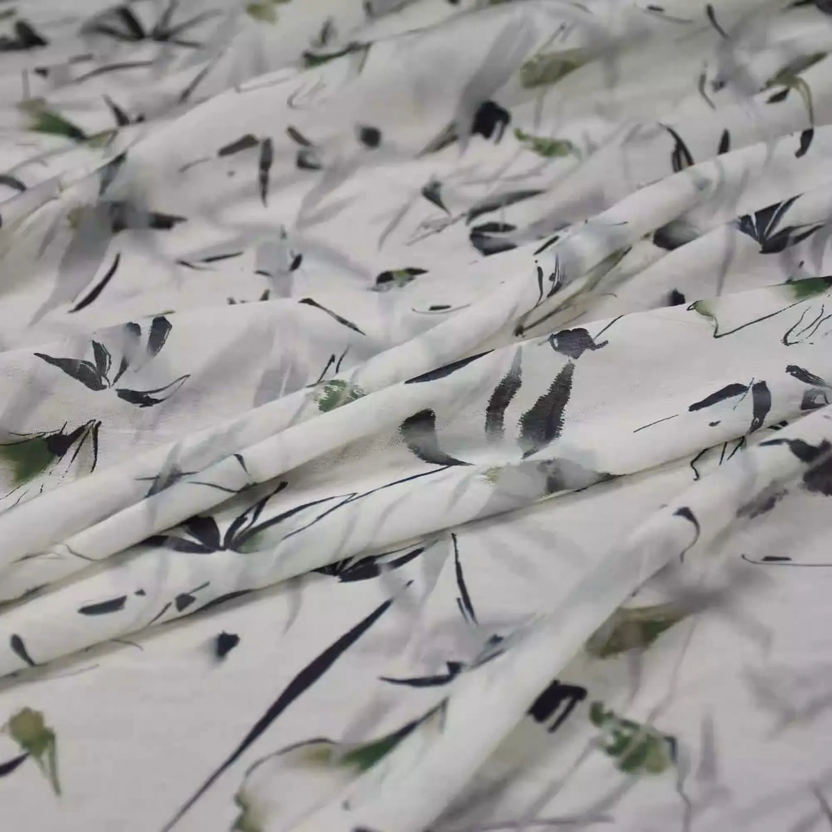 Tissu viscose imprimé bambou au mètre de Longan Craft France : viscose légère style chinoiserie, motif floral abstrait noir, gris et vert. Idéal pour robe été et création confortable, qualité supérieure pour vêtements chic.