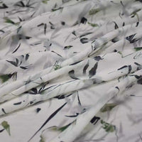 Tissu viscose imprimé bambou au mètre de Longan Craft France : viscose légère style chinoiserie, motif floral abstrait noir, gris et vert. Idéal pour robe été et création confortable, qualité supérieure pour vêtements chic.