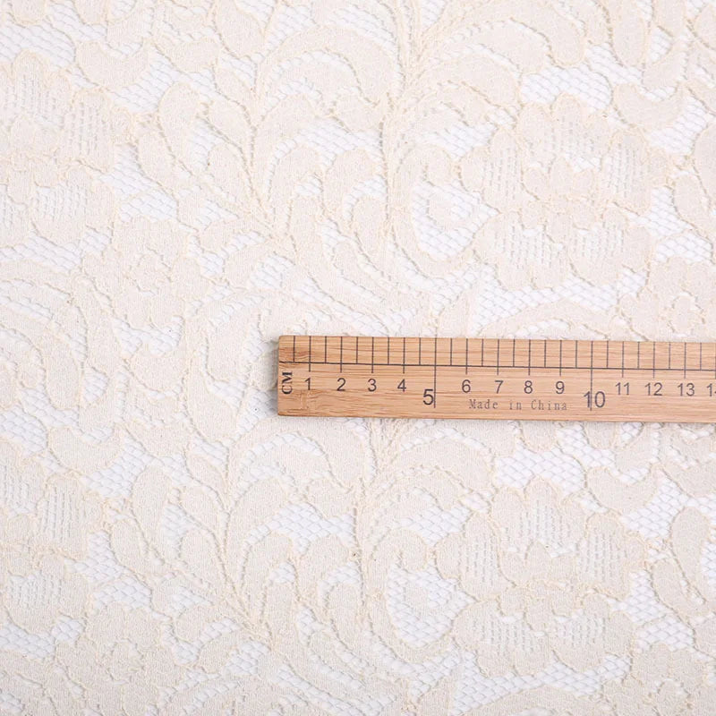 Une règle en bois marquée 1-15 cm repose sur la dentelle florale beige au mètre de Longan Craft France, portant la mention "Made in China". La dentelle florale ajourée est idéale pour la couture de robes.