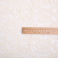 Une règle en bois marquée 1-15 cm repose sur la dentelle florale beige au mètre de Longan Craft France, portant la mention "Made in China". La dentelle florale ajourée est idéale pour la couture de robes.