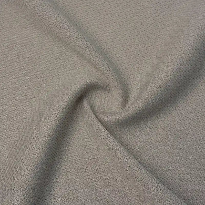 Gros plan sur le Tissu piqué nid d'abeille au mètre de Longan Craft France, un tissu anti-humidité 100% polyester à la texture subtilement gaufrée, légèrement torsadé pour montrer sa souplesse - parfait pour les projets de vêtements de sport DIY.