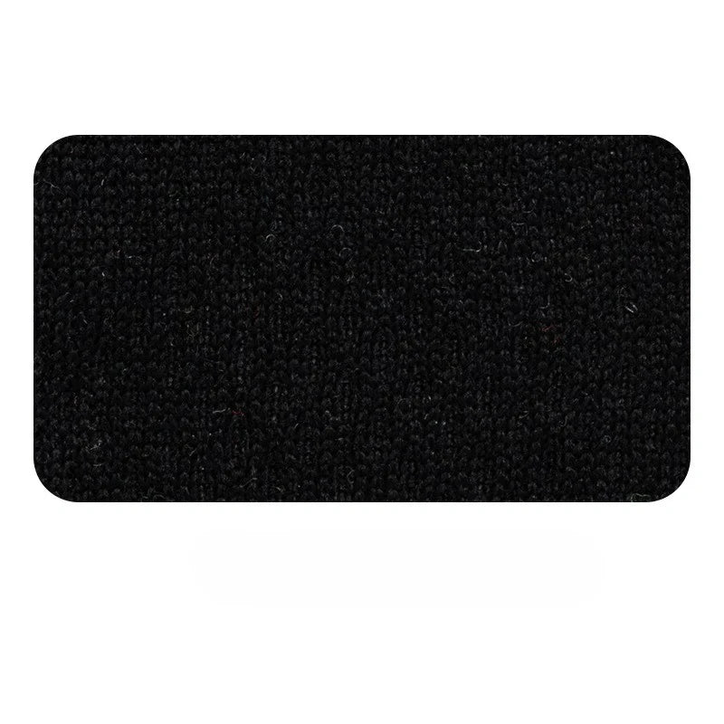 Un échantillon rectangulaire de tissu noir piqué nid d'abeille 100% polyester de Longan Craft France, montrant son motif de maille texturée, présenté sur un fond blanc. Tissu idéal pour le bricolage et l'évacuation de l'humidité pour les vêtements de sport.