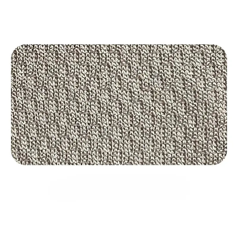 Un échantillon rectangulaire du Tissu piqué nid d'abeille au mètre de Longan Craft France, un tissu sportswear anti-humidité gris clair, 100 % polyester, à la texture subtilement tissée, est présenté sur un fond blanc aux coins arrondis.