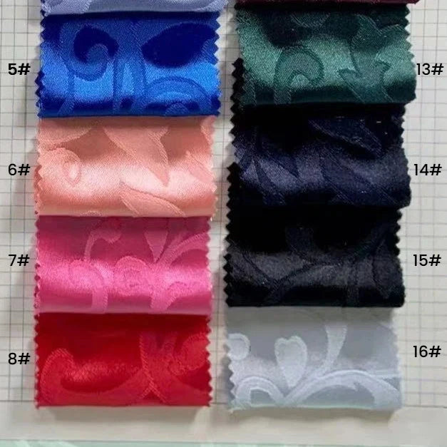 Huit échantillons de tissu floral damas brocart de Longan Craft France, numérotés de 5 à 8 (bleu, pêche, rose, rouge) et de 13 à 16 (bleu foncé, noir, gris, blanc), parfaits pour une robe de soirée ou une décoration intérieure.