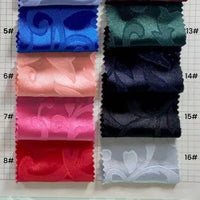 Huit échantillons de tissu floral damas brocart de Longan Craft France, numérotés de 5 à 8 (bleu, pêche, rose, rouge) et de 13 à 16 (bleu foncé, noir, gris, blanc), parfaits pour une robe de soirée ou une décoration intérieure.