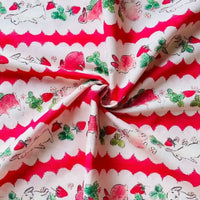 Le Tissu de Pâques motif lapin et carotte en coton au mètre de Longan Craft France, doux et léger, est parfait pour vos projets DIY : imprimé de lapins, carottes, fraises et feuillages sur fond à rayures rouges festonnées.