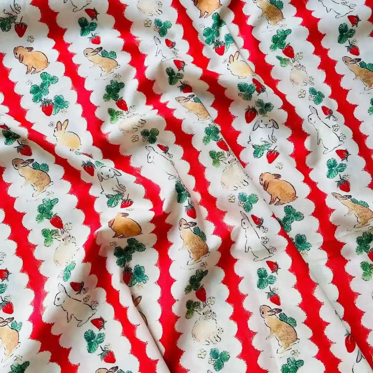 Tissu de Pâques en coton au mètre par Longan Craft France, doux et léger, motif lapin et carotte parfait pour vos projets DIY de saison.