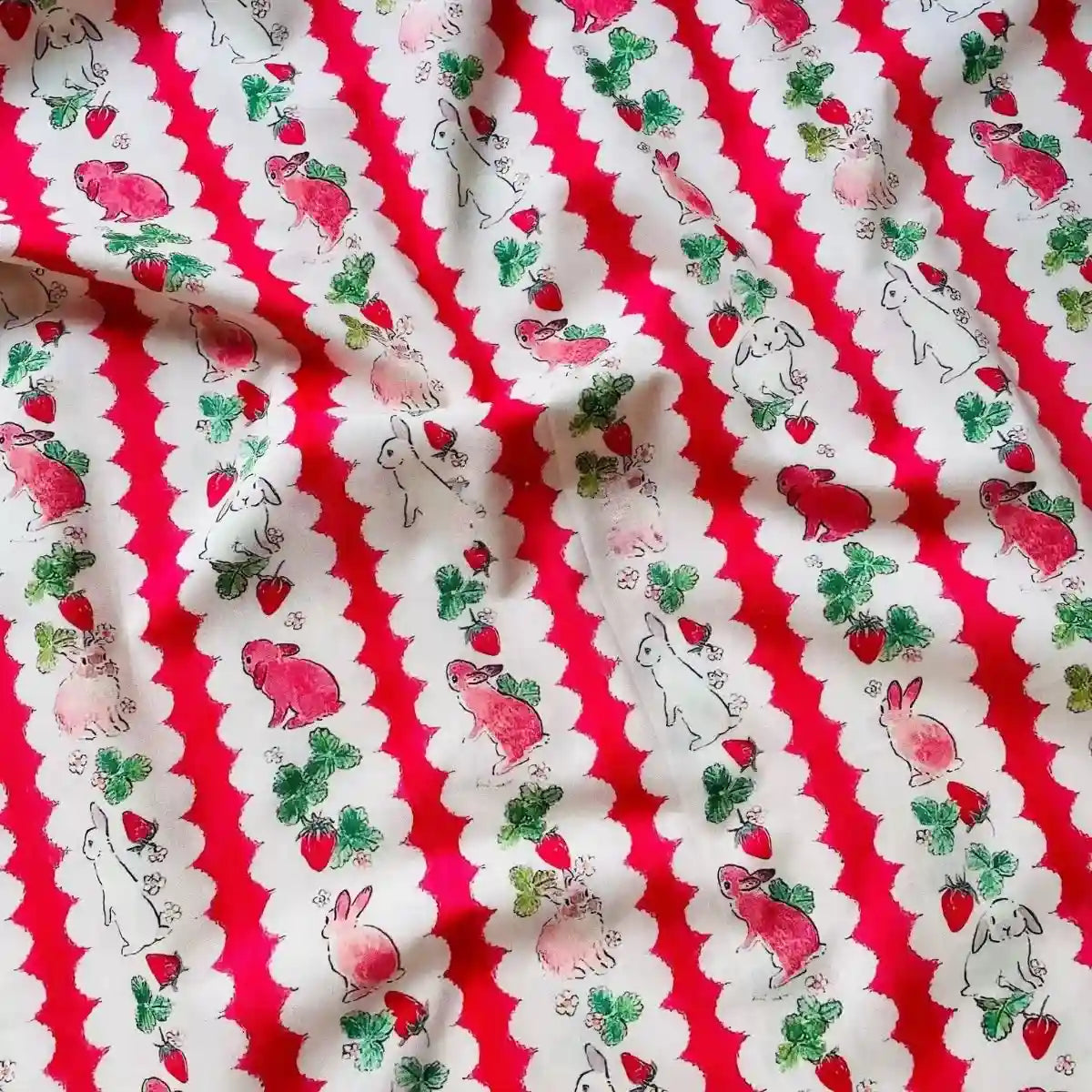 Tissu de Pâques motif lapin et carotte en coton au mètre de Longan Craft France : tissu 100% coton doux et léger, parfait pour vos projets DIY festifs et saisonniers.