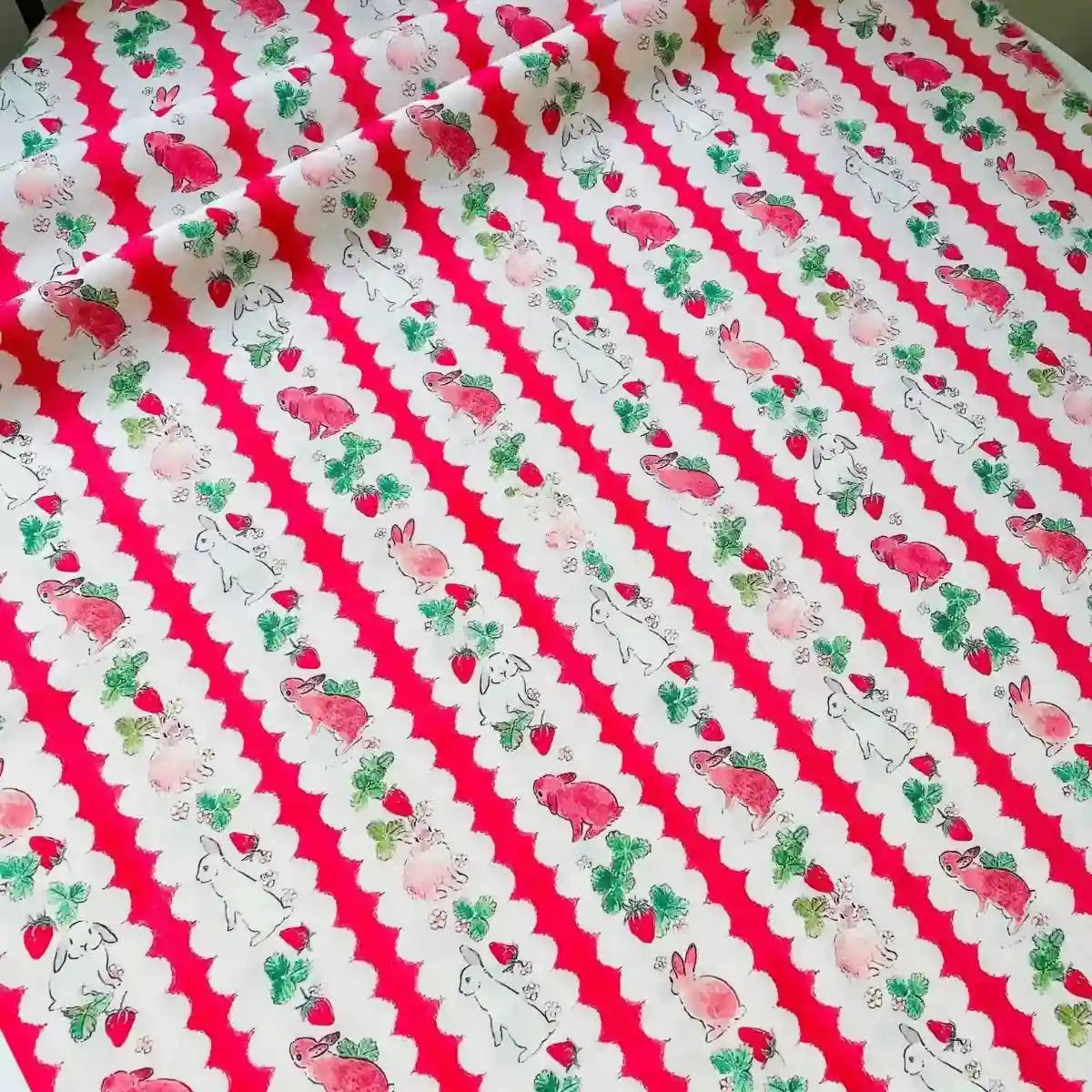 Le Tissu de Pâques motif lapin et carotte en coton de Longan Craft France, doux et léger, est parfait pour vos projets DIY printaniers grâce à ses adorables motifs lapins et carottes sur un tissu 100 % coton au mètre.