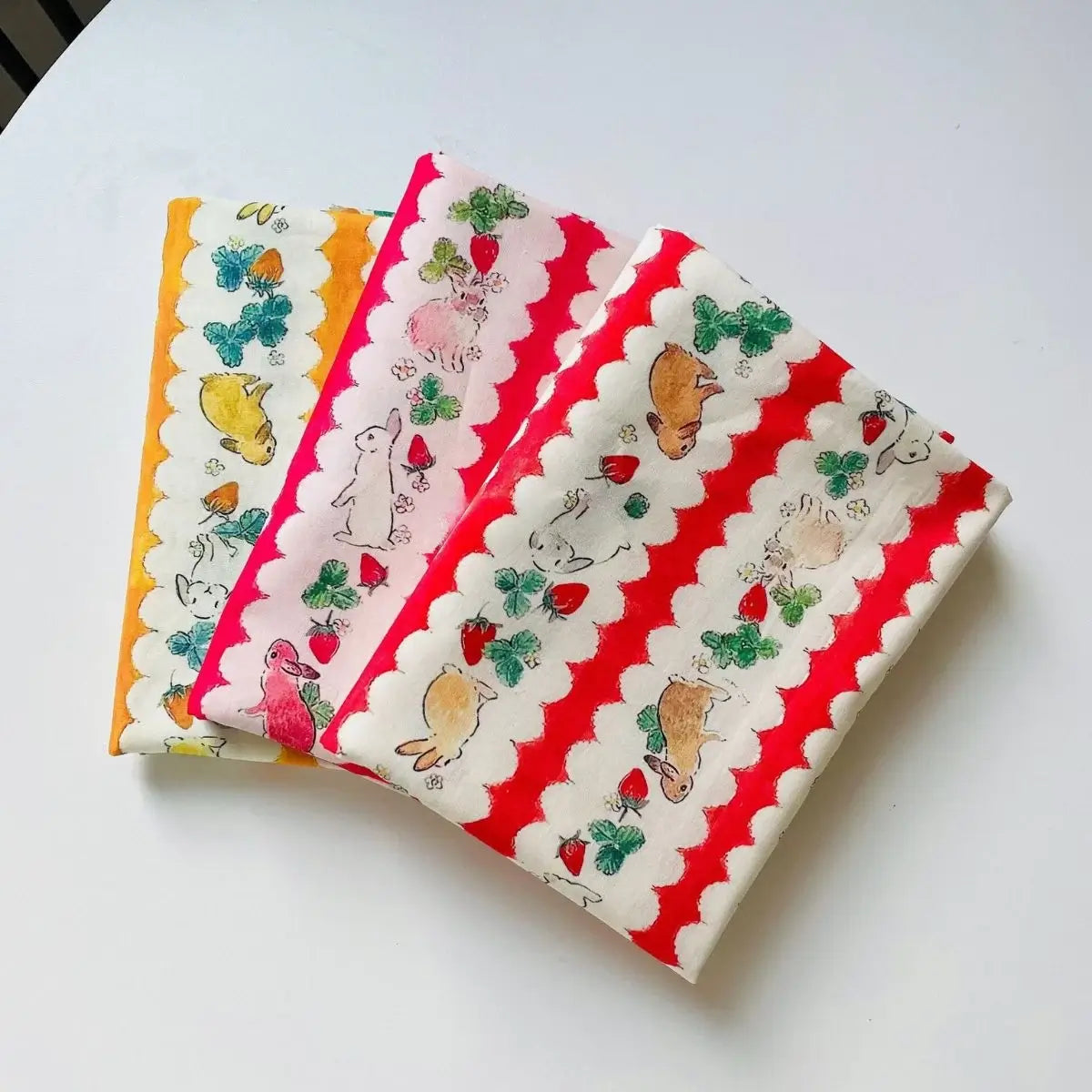 Le Tissu de Pâques motif lapin et carotte en coton au mètre de Longan Craft France, 100% coton doux et léger, est idéal pour vos projets DIY de saison ou la déco de Pâques.