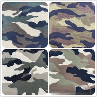 Quatre panneaux présentent différents motifs de camouflage sur du Tissu French Terry extensible imprimé par Longan Craft France, chacun avec des formes uniques vertes, brunes, beiges et noires - un tissu respirant idéal pour les vêtements de sport.