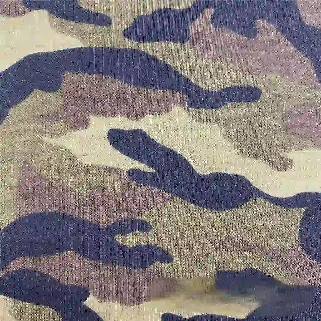 Gros plan sur le Tissu French Terry extensible imprimé camouflage au mètre de Longan Craft France, qui présente un motif classique vert, marron, beige et noir, idéal pour les vêtements de sport respirants et les vêtements de style militaire.