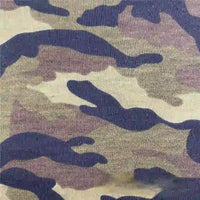 Gros plan sur le Tissu French Terry extensible imprimé camouflage au mètre de Longan Craft France, qui présente un motif classique vert, marron, beige et noir, idéal pour les vêtements de sport respirants et les vêtements de style militaire.