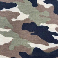 Gros plan sur le Tissu French Terry extensible imprimé camouflage de Longan Craft France, au motif classique vert, marron, beige et noir. Respirant et souple, idéal pour vêtements de sport. Disponible au mètre.