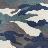 Gros plan sur Longan Craft France Tissu French Terry extensible imprimé camouflage au mètre, un tissu respirant aux formes irrégulières vertes, brunes, beiges et noires qui se chevauchent, idéal pour les vêtements de sport.