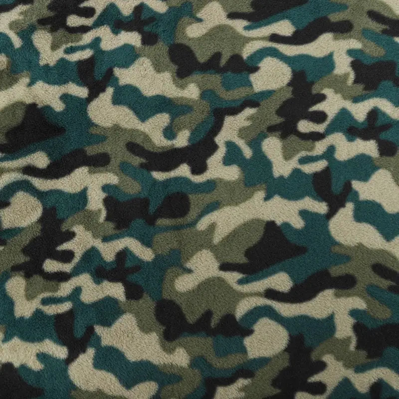 Gros plan sur le tissu polaire camouflage au mètre, double face brossée, de Longan Craft France, qui présente des motifs verts, noirs et beiges avec une finition douce et texturée, idéale pour la mode et les textiles d'intérieur.