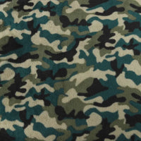 Gros plan sur le tissu polaire camouflage au mètre, double face brossée, de Longan Craft France, qui présente des motifs verts, noirs et beiges avec une finition douce et texturée, idéale pour la mode et les textiles d'intérieur.