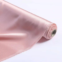 Un rouleau de Tissu de soie charmeuse au mètre de Longan Craft France est partiellement déroulé, révélant sa soie de mûrier lisse et brillante, parfaite pour les robes de mariée luxueuses.