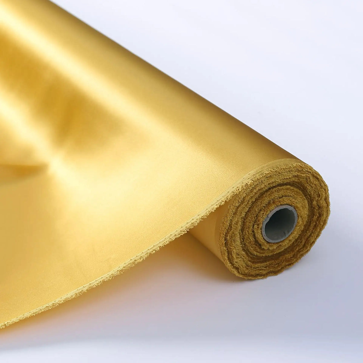 Gros plan sur un rouleau de Tissu de soie charmeuse au mètre de Longan Craft France, partiellement déroulé pour révéler sa face supérieure lisse et réfléchissante et sa face inférieure texturée - une luxueuse soie de mûrier idéale pour les robes de mariée.