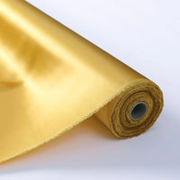 Gros plan sur un rouleau de Tissu de soie charmeuse au mètre de Longan Craft France, partiellement déroulé pour révéler sa face supérieure lisse et réfléchissante et sa face inférieure texturée - une luxueuse soie de mûrier idéale pour les robes de mariée.
