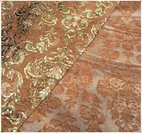 Chenille au mètre en tissu damassé de Longan Craft France, de couleur marron clair, avec des motifs jacquard floraux dorés, présentant un motif orné d'un côté et un revers plus subtil ; le tissu est présenté drapé ou partiellement plié.