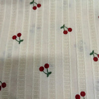 Tissu dobby rayé en coton blanc, imprimé de petites cerises rouges et vertes. Léger et confortable, idéal pour des créations originales d'été. Par Longan Craft France, vendu au mètre.