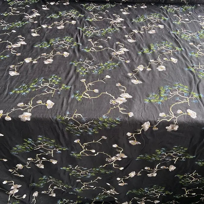 Le tissu de soie et de coton de mûrier de qualité supérieure de Longan Craft France présente une broderie florale de style chinoiserie avec des branches d'arbre, des feuilles vertes et des fleurs blanches, idéale pour les chemisiers.