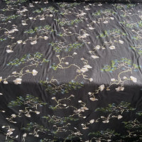 Le tissu de soie et de coton de mûrier de qualité supérieure de Longan Craft France présente une broderie florale de style chinoiserie avec des branches d'arbre, des feuilles vertes et des fleurs blanches, idéale pour les chemisiers.