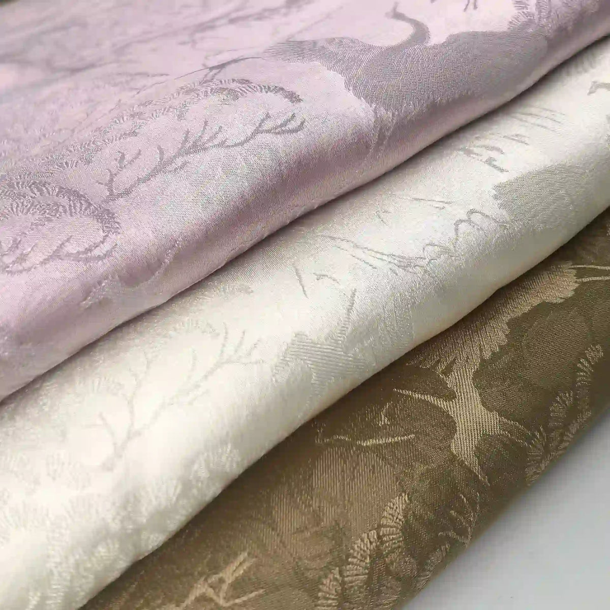 Découvrez le Tissu chinois en polyester-viscose au mètre de Longan Craft France : trois coupons Jacquard botanique dans des tons pastel, parfaits pour rideaux ou décors élégants inspirés par des motifs chinoiserie.
