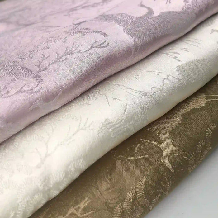 Découvrez le Tissu chinois en polyester-viscose au mètre de Longan Craft France : trois coupons Jacquard botanique dans des tons pastel, parfaits pour rideaux ou décors élégants inspirés par des motifs chinoiserie.