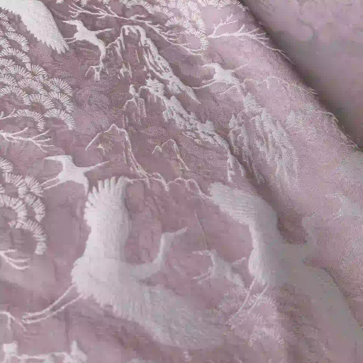 Gros plan sur le Tissu chinois en polyester-viscose au mètre de Longan Craft France, au motif Jacquard botanique, idéal pour les rideaux et les décors raffinés.