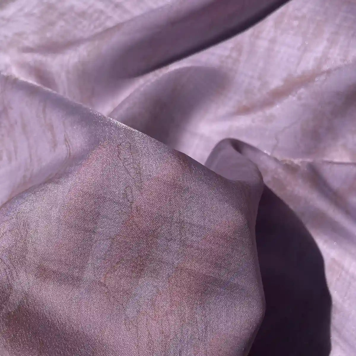 Un gros plan du tissu en lyocell imprimé chinoiserie au mètre de Longan Craft France montre des plis doux, une brillance subtile et des ombres légères soulignant la texture de ce léger et doux tissu lyocell idéal pour confection de robes.