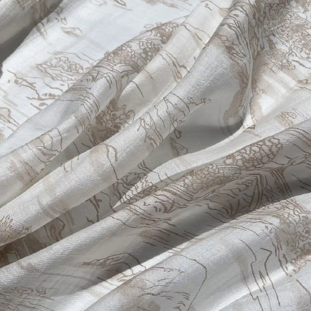 Gros plan sur Tissu en lyocell imprimé chinoiserie au mètre par Longan Craft France, montrant un lyocell léger et doux avec des motifs botaniques beiges et des lignes shanshui, légèrement froissé, et rehaussé par des ombres et des lumières douces.