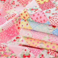 Découvrez le Tissu popeline imprimée effet patchwork multicolore de Longan Craft France, aux motifs de fleurs et de fraises, idéal pour les projets de patchwork ou de vêtements. Disponible au mètre pour vos besoins créatifs !.