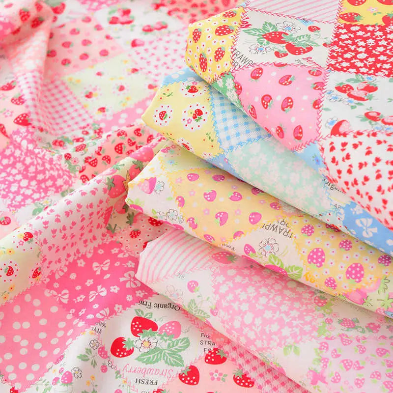 Un gros plan montre le tissu popeline imprimé effet patchwork multicolore de Longan Craft France, avec des motifs floraux et de fraises en rose, jaune et bleu - idéal pour les projets de patchwork ou de robes. Disponible au mètre.