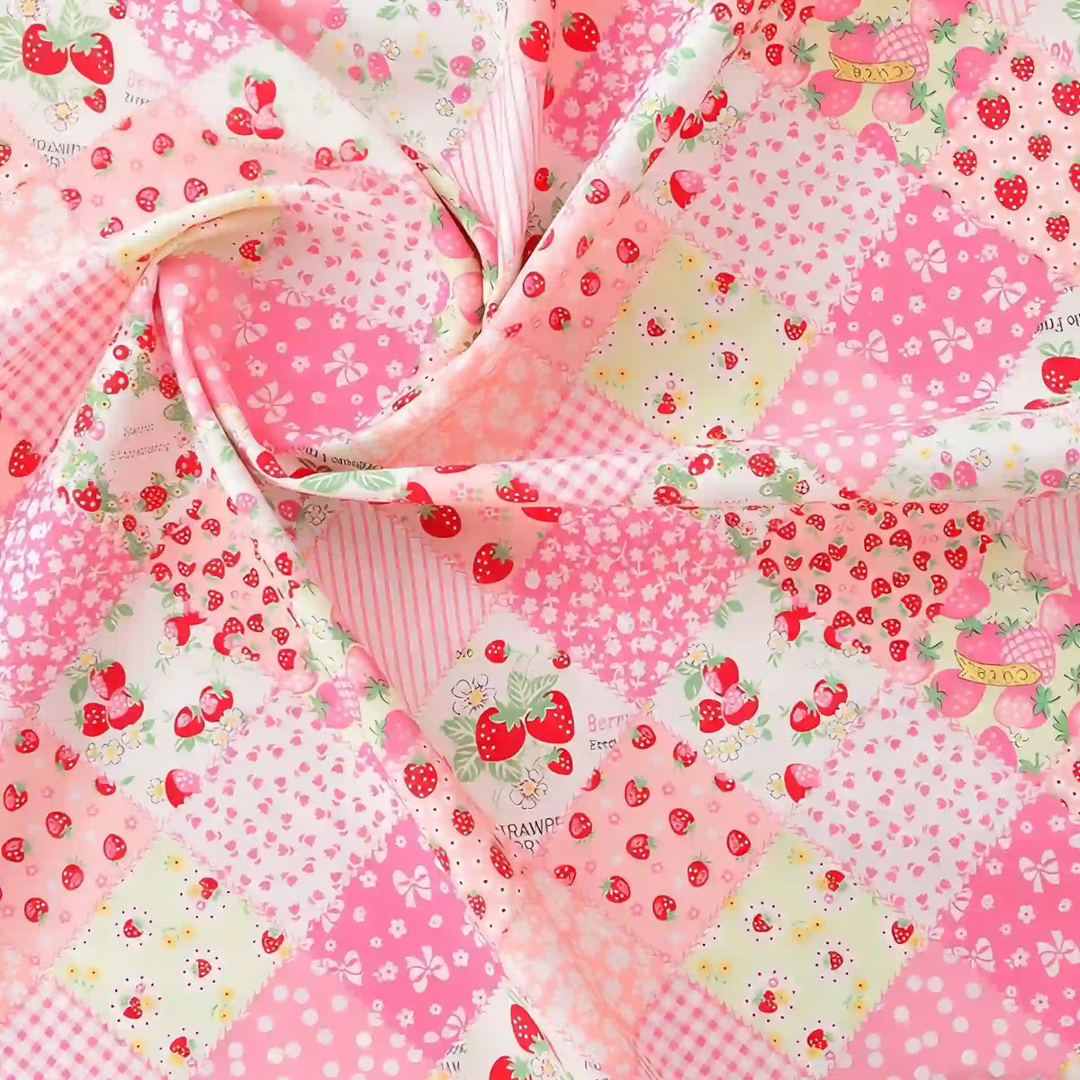 Le Tissu popeline imprimée effet patchwork multicolore de Longan Craft France présente des motifs floraux et de fraises, parfaits pour les projets de patchwork et de vêtements. Ce tissu en coton est idéal pour les robes à fronces ou à torsades.