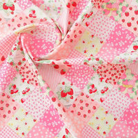 Le Tissu popeline imprimée effet patchwork multicolore de Longan Craft France présente des motifs floraux et de fraises, parfaits pour les projets de patchwork et de vêtements. Ce tissu en coton est idéal pour les robes à fronces ou à torsades.