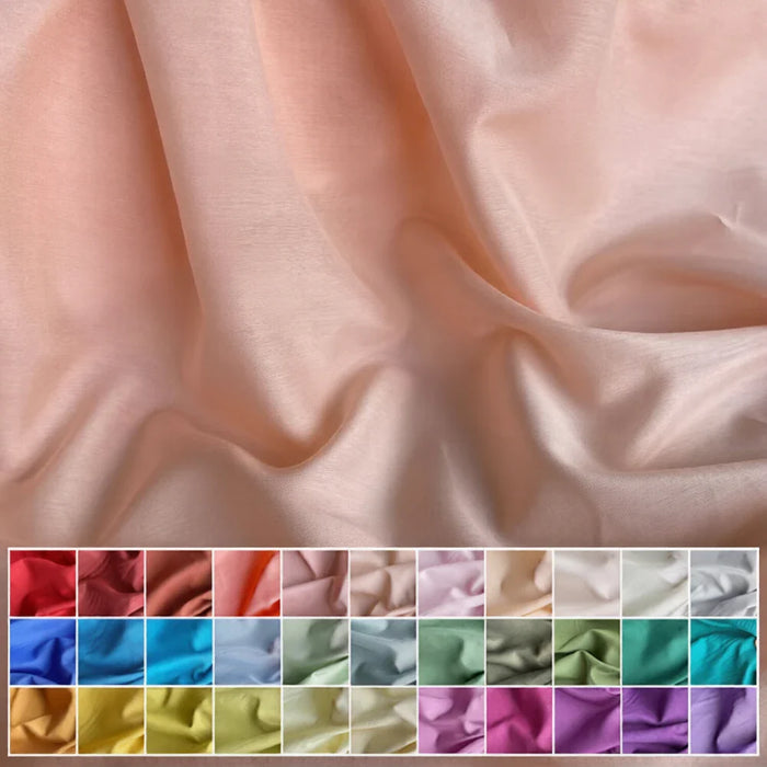 Gros plan sur la Soie de coton multicolore au mètre de Longan Craft France, de couleur pêche, aux plis souples. Ci-dessous, une grille montre des échantillons de Soie de mûrier légère en bleu, rouge, rose, vert, jaune et violet.