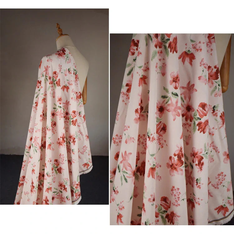 Un mannequin présente Tissu velours côtelé à fleurs colorées au mètre de Longan Craft France ; le côté droit montre un gros plan de sa texture florale vibrante, parfaite pour la confection, l'ameublement et les loisirs créatifs.