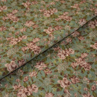 Le Tissu velours côtelé à fleurs colorées de Longan Craft France présente de petites fleurs roses pâles et des feuilles vertes sur fond vert doux, au mètre. Parfait pour la confection, l'ameublement ou les loisirs créatifs.