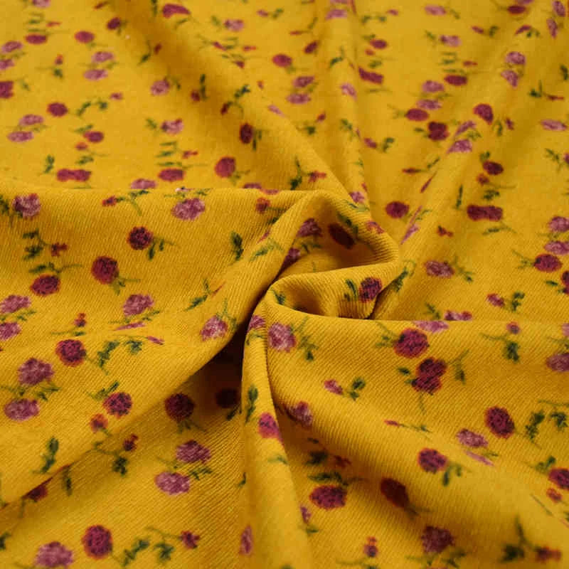 Tissu velours côtelé à fleurs colorées de Longan Craft France, vendu au mètre : motif floral jaune à petites fleurs rose et violette avec feuilles vertes, légèrement froissé pour une texture douce, idéal couture, ameublement et loisirs créatifs.