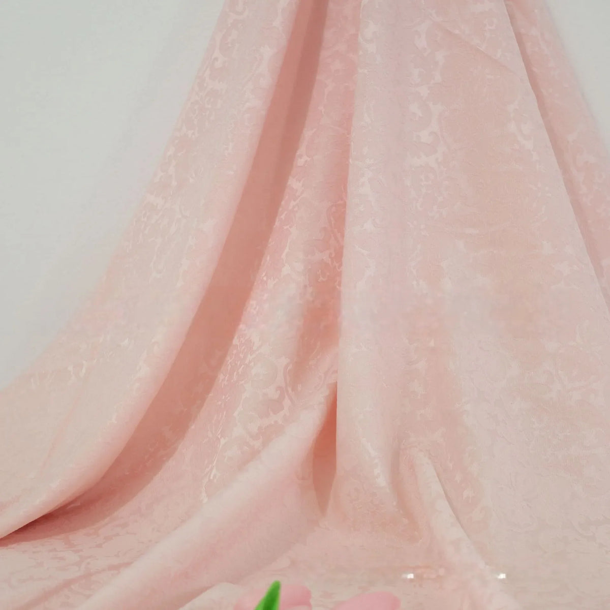 Le tissu jacquard damassé multicolore au mètre de Longan Craft France présente un drapé doux, une texture brillante, un motif floral complexe et des accents roses et verts multicolores le long du bas. Idéal pour les projets d'ameublement ou de décoration élégants.