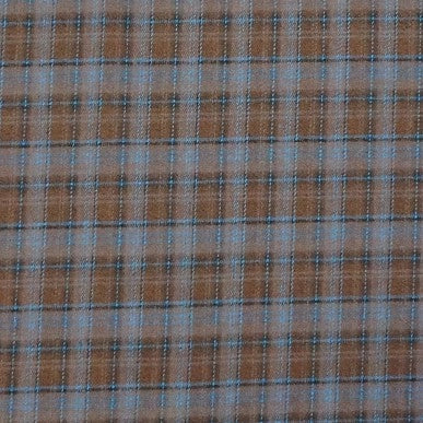 Gros plan sur le Tissu flanelle mammouth en polyester et rayonne de Longan Craft France, un tissu flanelle brossée à carreaux douillet pour vêtements, avec un motif plaid bleu et noir sur fond marron formant une grille régulière.
